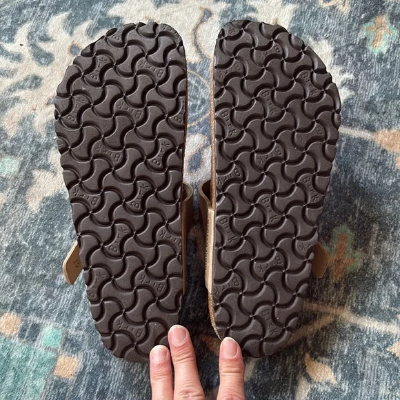 EUC Birkenstock tan/light brown Gizeh sandals - Picture 2 of 3